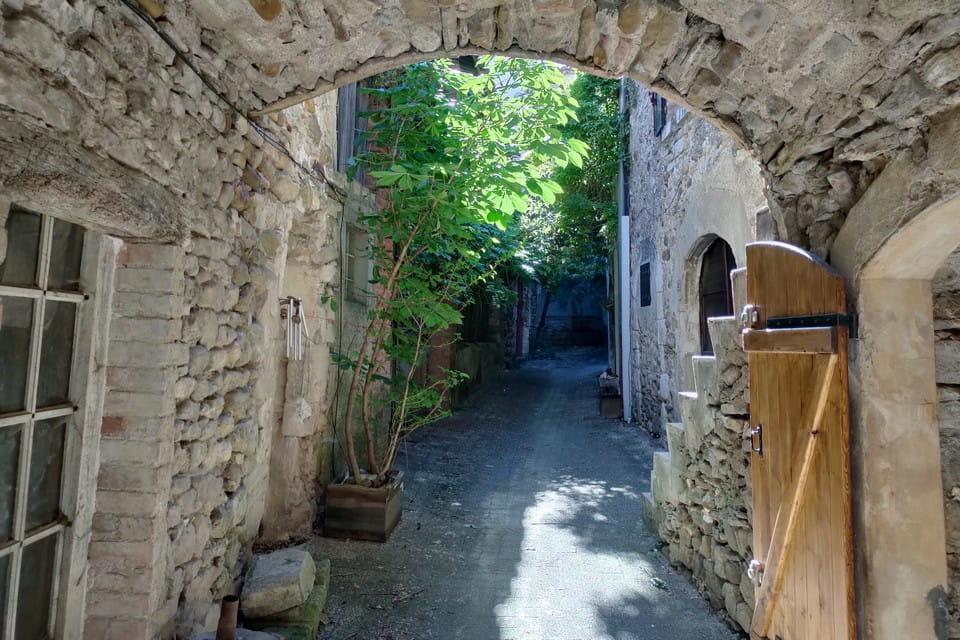 Allègre-les-Fumades, Auzon, rue de la Chambrette ©Odile Pagès