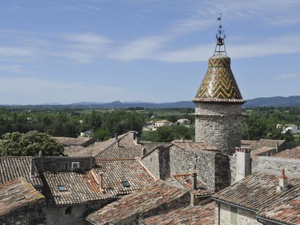 Saint-Jean-de-Maruéjols, vue sur le toit vernissé de la tour de l'horloge ©F. et M. Schwaab