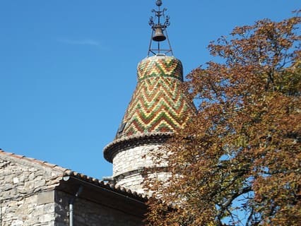 Saint-Jean-de-Maruéjols, toit vernissé de la tour de l'horloge©Odile-Pagès